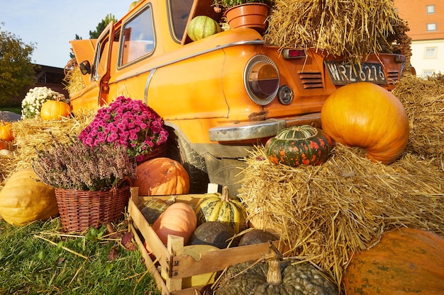 Foto una festa del raccolto autunnale le decorazioni create con zucche di fieno sono altrettanto indicative del