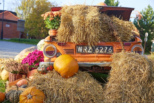 Photo a fall harvest festival the decorations created with hay pumpkins are just as indicative of the