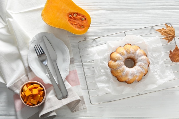 秋のおいしい食べ物のコンセプトかぼちゃのケーキ