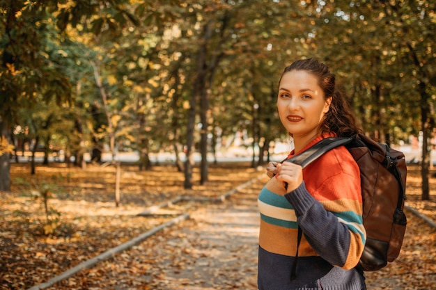 Foto viaggio autunnale viaggio autunnale vacanze da solo viaggio plus size ragazza con zaino in autunno