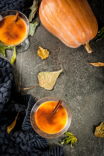 秋と冬の飲み物。感謝祭とハロウィーンのカクテル。