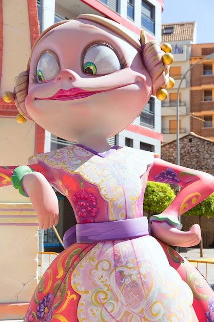 Fallas van Valencia in populaire festiefiguren van Denia