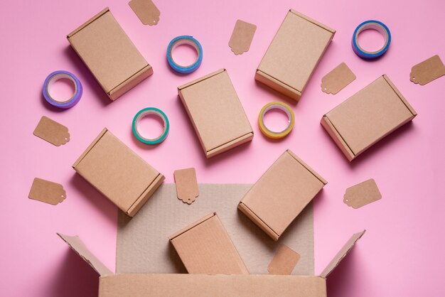 Photo falling cardboard boxes on pink table