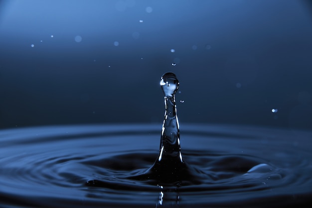 Foto goccia di caduta del primo piano dell'acqua