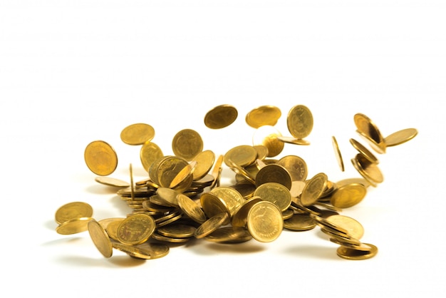 Foto soldi di caduta delle monete di oro isolati sul bianco