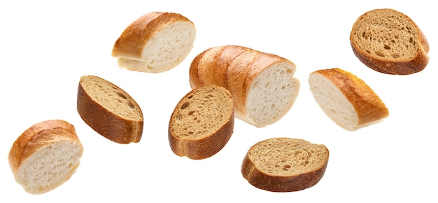 Падающие ломтики ржаного хлеба, изолированные на белом фоне