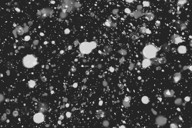 Падающий снег в черном фоне. -