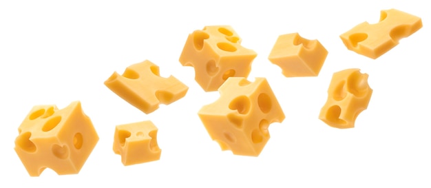 Фото Падающие кубики швейцарского или эмментальского сыра, изолированные на белом фоне