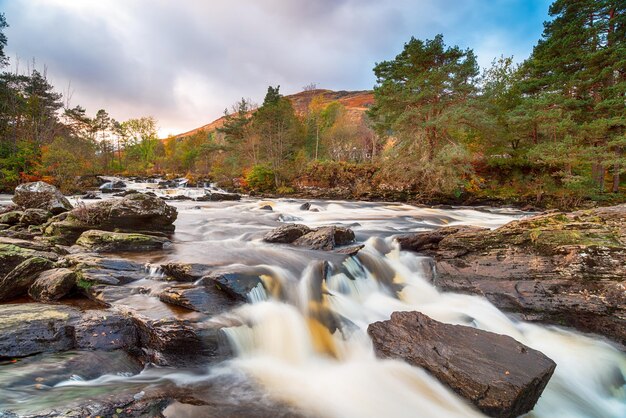 Photo the falls of dochart at killin on the western edge of loch tay