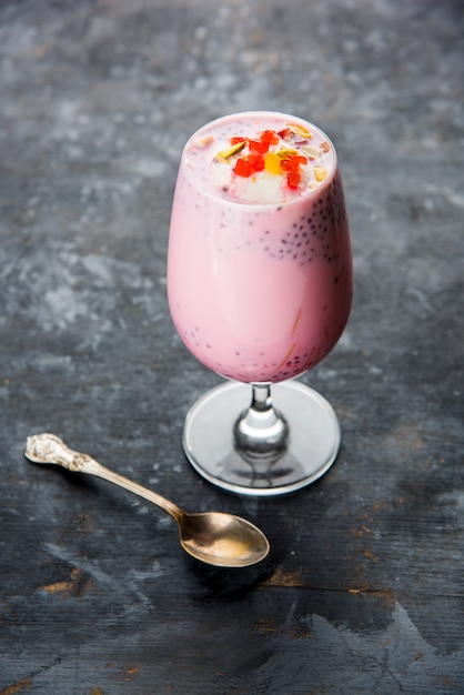 팔루다(Falooda) 또는 팔루다(Faluda)는 인기 있는 인도 디저트입니다 - 딸기와 망고 맛이 나는 아이스크림, 국수, 달콤한 바질 씨앗과 견과류, 선택적 초점