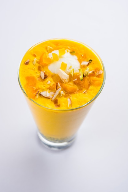 Falooda of Faluda is een populair Indiaas dessert - Aardbeien en mango's op smaak gebracht met ijs, noedels, zoete basilicumzaden en noten, selectieve focus