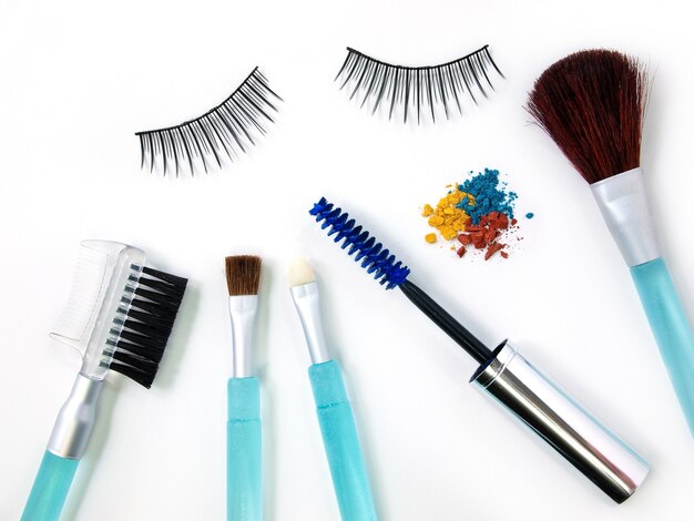 Mascara per ciglia finte e pennello per trucco