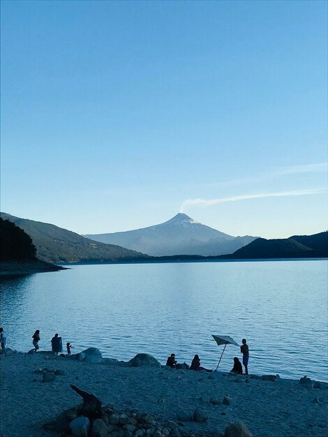 Photo familia contemplando la hermosa vista del volcan villarrica