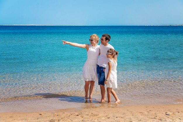 Familie aan de kust