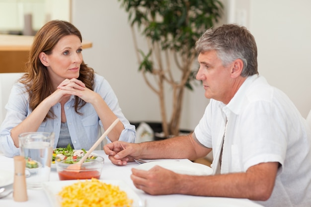 Familie aan tafel zitten