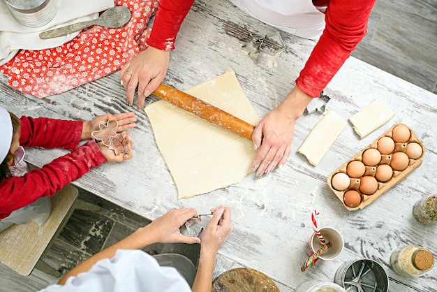 Familie bereiden handgemaakte koekjes