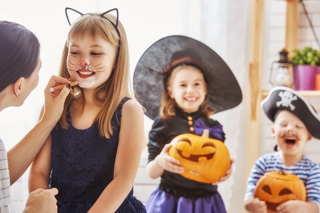 Familie bereidt zich voor op halloween