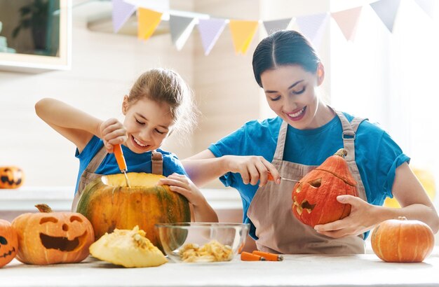 Familie bereidt zich voor op Halloween