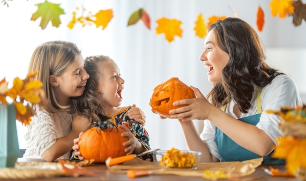 Familie bereidt zich voor op Halloween