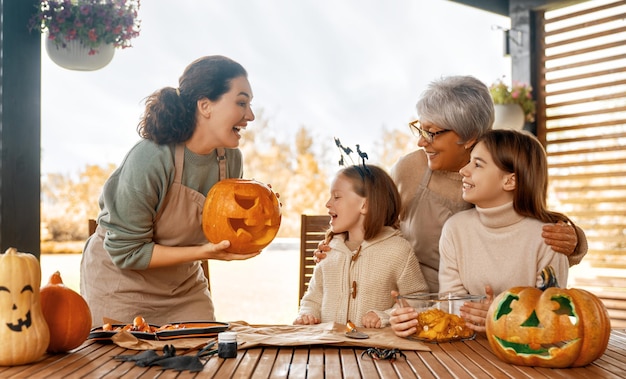 Familie bereidt zich voor op Halloween