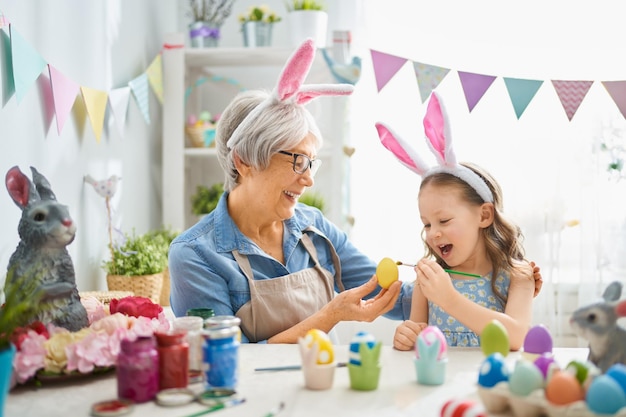 Familie bereidt zich voor op Pasen