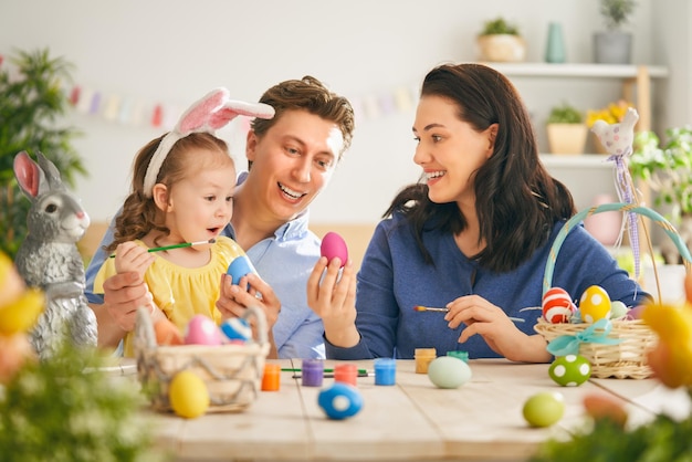 Familie bereidt zich voor op Pasen