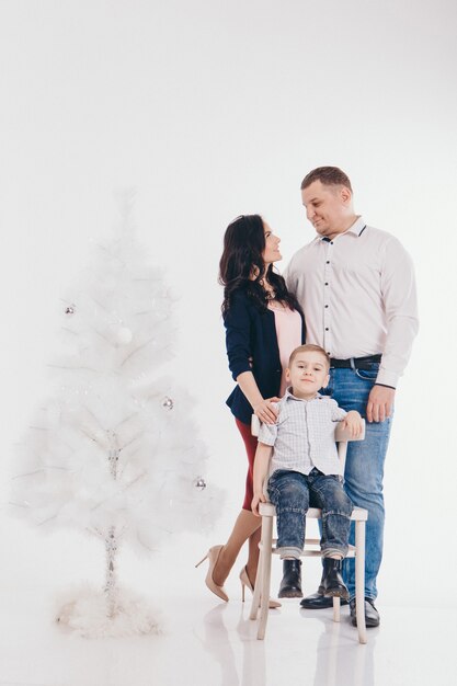 Familie bij de kerstboom. vrouw en kind geïsoleerd.