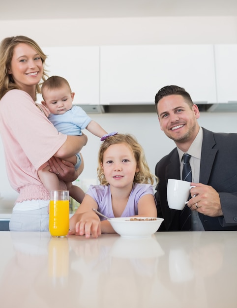 Familie bij ontbijtlijst binnenshuis