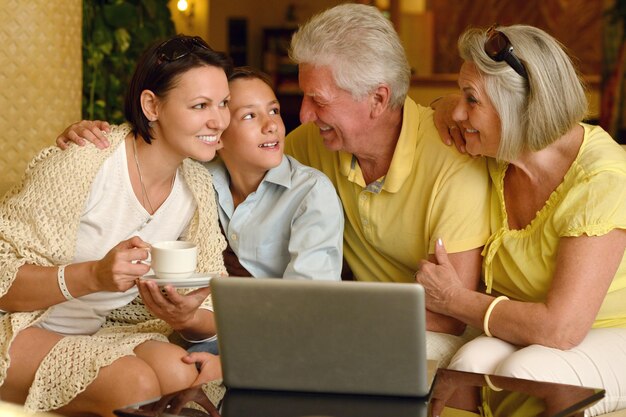 Familie bij tafel met laptop