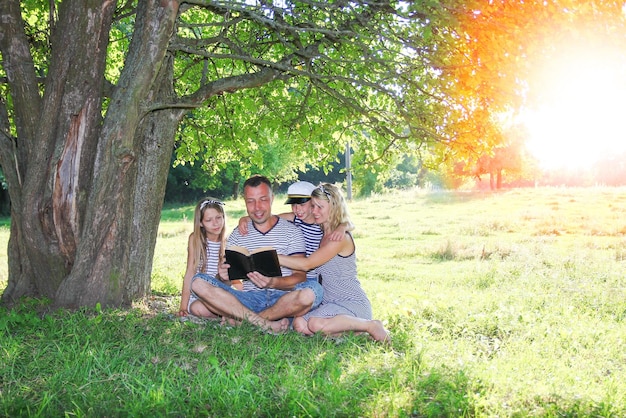 Familie bijbel lezen in de natuur