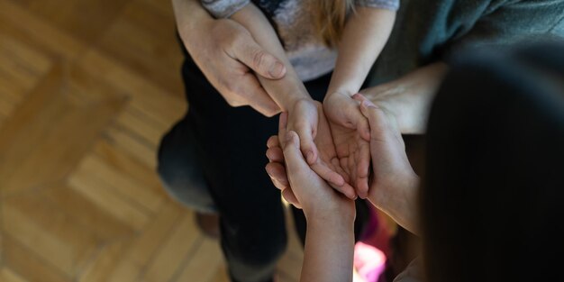 Familie binding. grootvader en kind hand in hand samen, close-up weergave. Panorama.