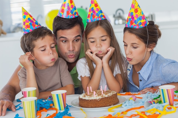 Familie blazende kaarsen samen