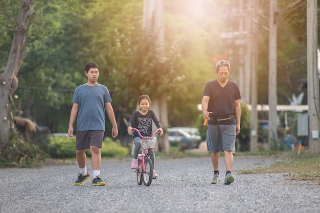 Foto familie buiten wandelen