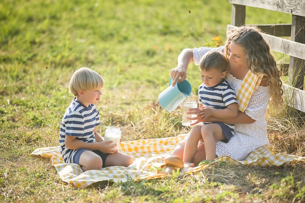 Familie consumptiemelk buitenshuis