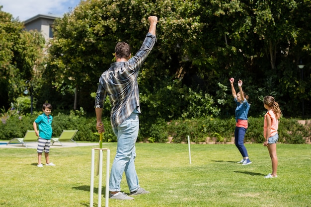 Familie cricket spelen in park