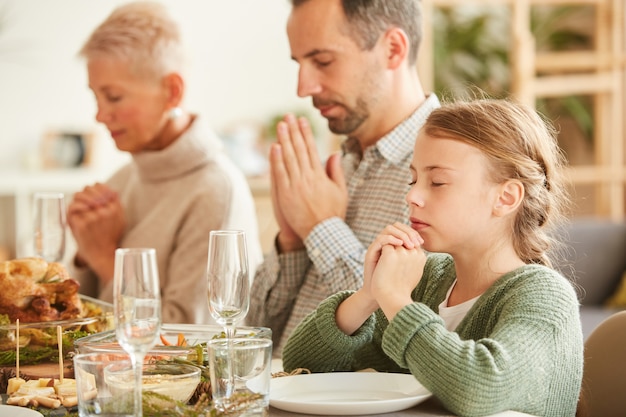 Familie dankt god voor de maaltijd