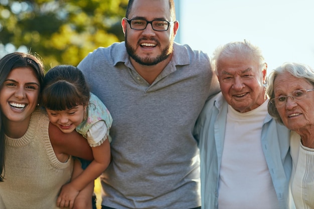Familie de grootste bron van geluk Shot van een gelukkig gezin van drie generaties dat quality time samen doorbrengt in het park
