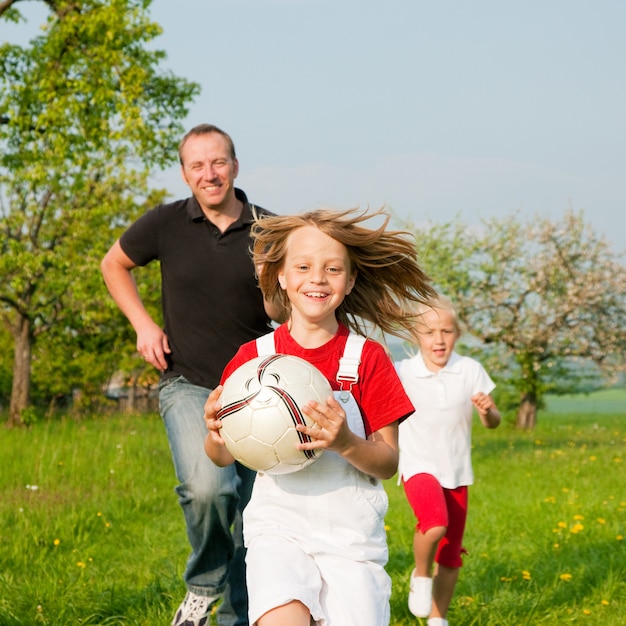 Familie die ballgames speelt