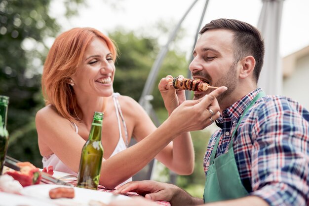 Familie die barbecuelunch in tuin heeft