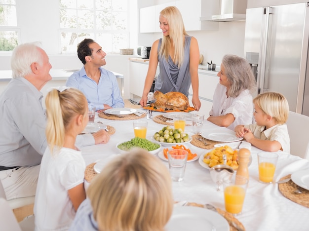 Familie die de moeder met een plaat van Turkije bekijkt