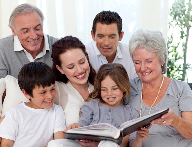 Familie die een boek in woonkamer leest