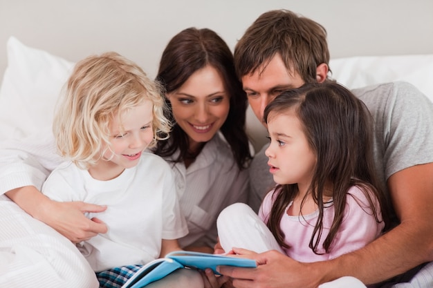 Familie die een boek leest