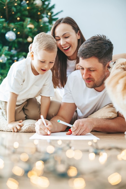 Familie die een brief aan de Kerstman schrijft