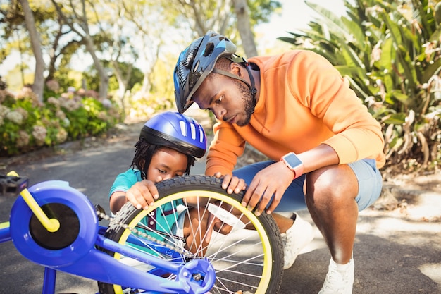 Familie die een fiets herstelt