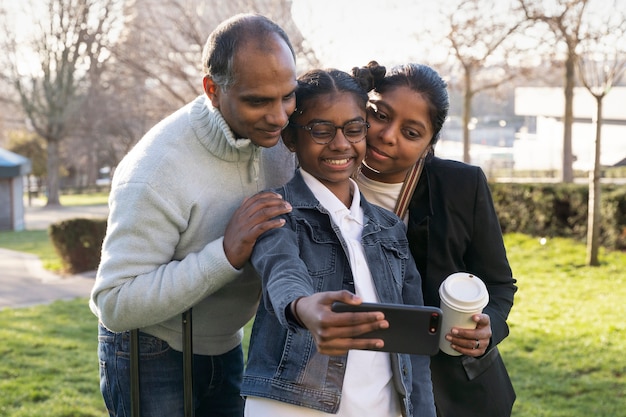 Foto familie die een foto maakt tijdens hun reis naar parijs