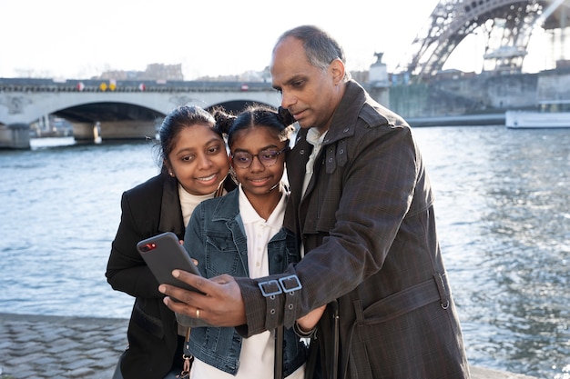 Familie die een foto maakt tijdens hun reis naar Parijs