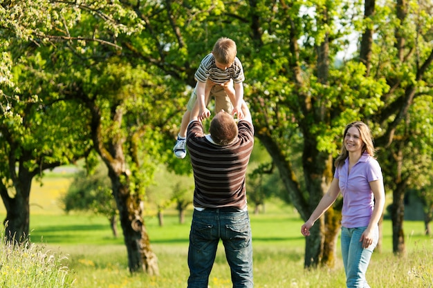 Familie die een gang in openlucht in de zomer heeft