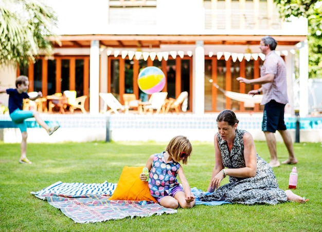 Familie die een goede tijd op de werf heeft