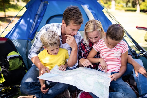 Familie die een kaart bekijkt