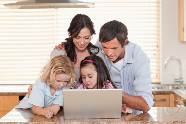 Familie die een notitieboekje samen gebruikt